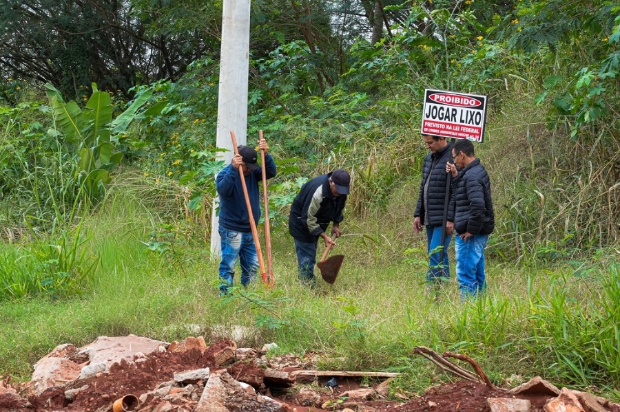 Prefeitura instala placas contra descarte irregular de lixo em Nova Andradina