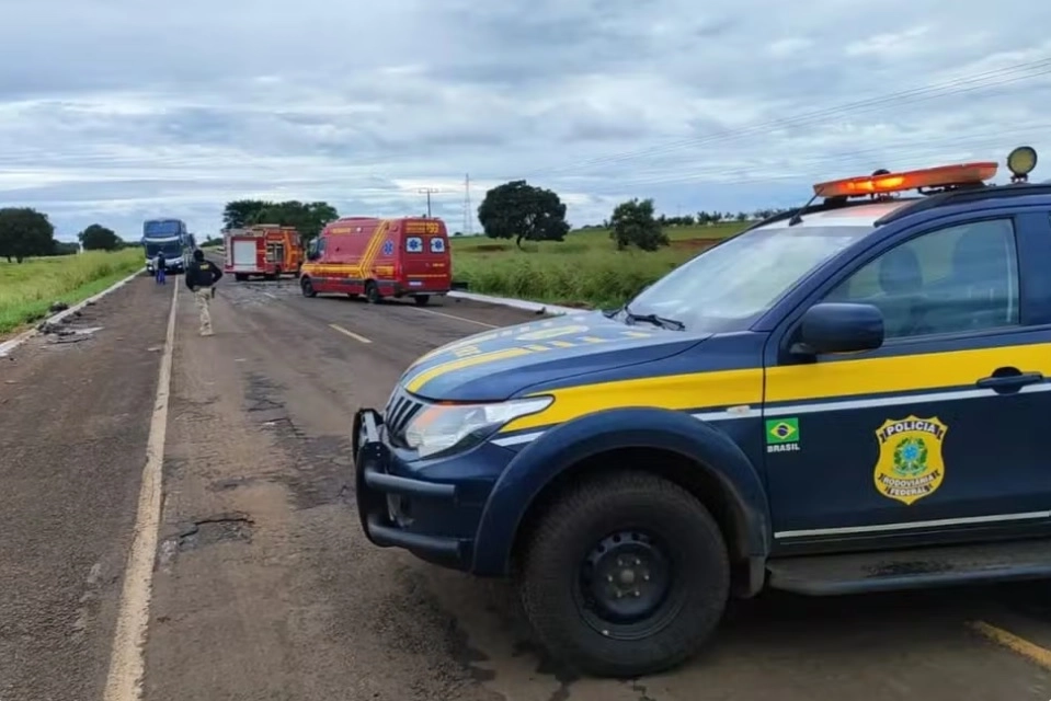 Acidente entre ônibus e carro deixa dois mortos e 12 feridos na BR-060