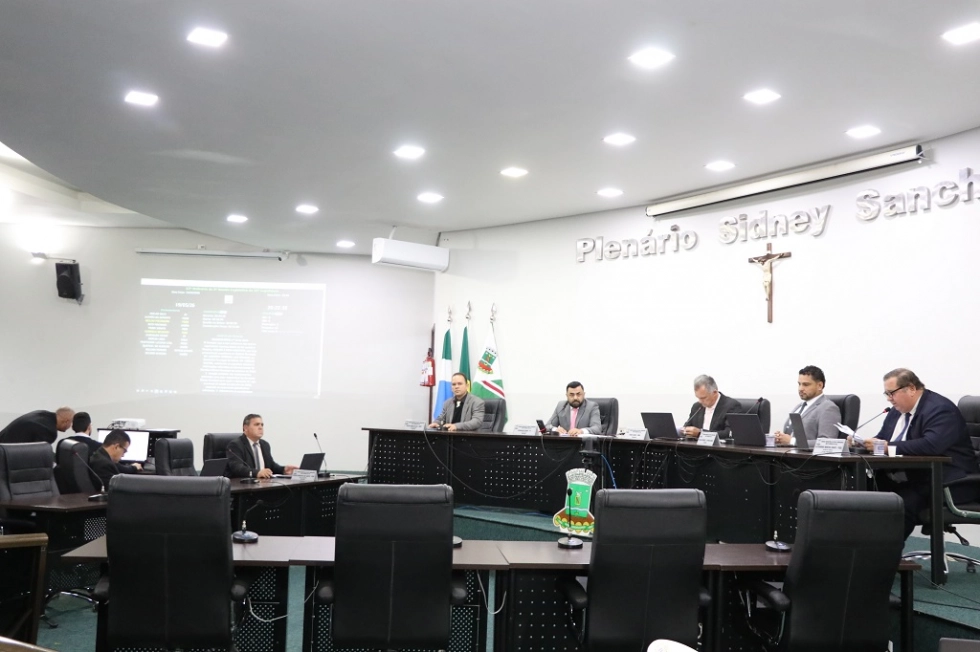 Vereadores pedem leilão de sucatas, troca de cadeiras e limpeza de rua em Nova Andradina