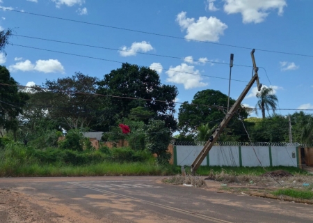 Caminhão quebra poste e deixa moradores apreensivos em Nova Andradina