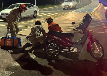 Colisão entre carro e Biz deixa mulher ferida em Nova Andradina