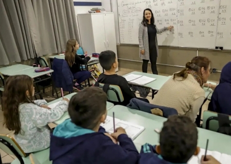 Senado aprova MP que estabelece piso de R$ 5.130 para professores