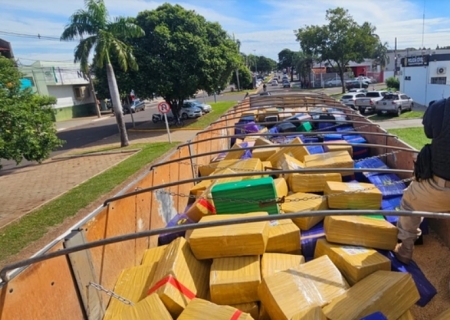 Caminhão com mais de 8 toneladas de maconha é apreendido pela PRF em Naviraí