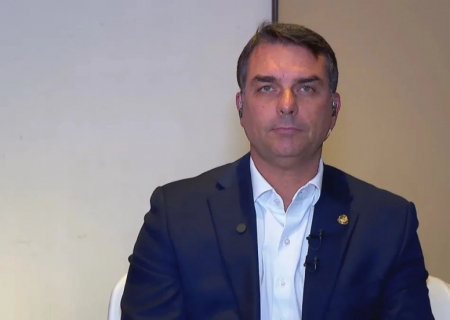 Flávio Bolsonaro visitou Daniel Vorcaro após ex-banqueiro ser preso em 2025