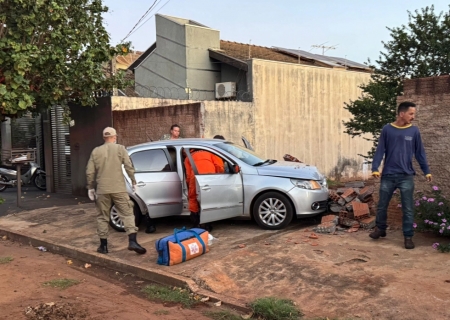 Motorista sofre mal súbito e carro bate em muro em Nova Andradina