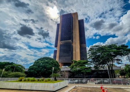 Juros pressionam a dívida mais que gastos públicos, dizem economistas