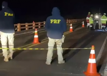 Em Rio Brilhante, caminhão caçamba tomba na ponte sobre o Rio Vacaria e derrama óleo diesel