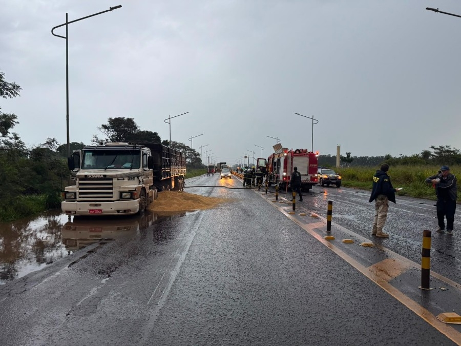 Carreta carregada com soja pega fogo nas rodas na BR-376 em Nova Andradina