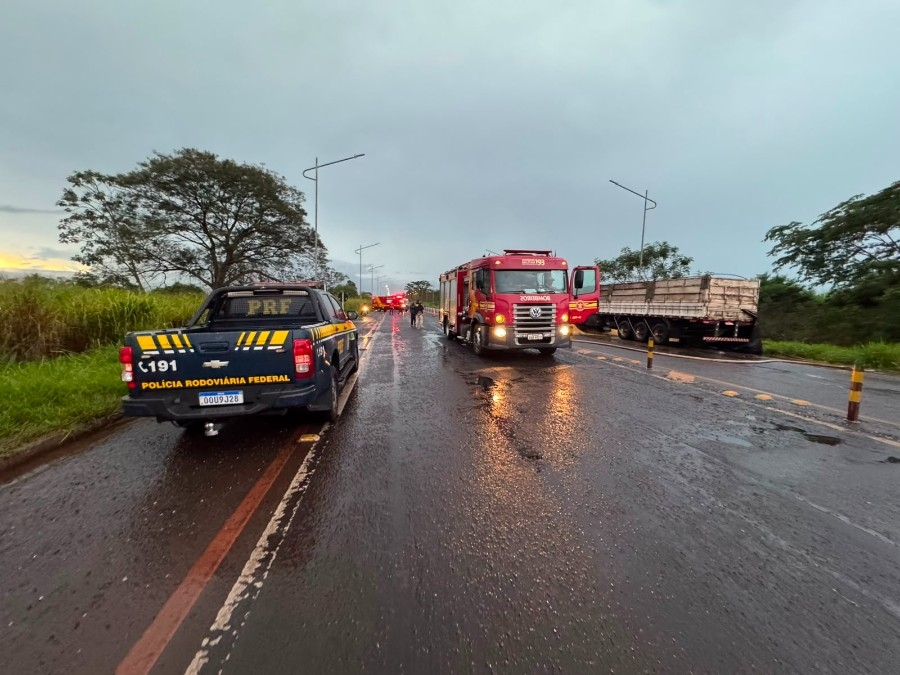 Carreta carregada com soja pega fogo nas rodas na BR-376 em Nova Andradina
