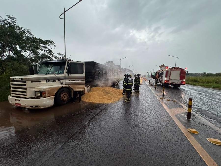 Carreta carregada com soja pega fogo nas rodas na BR-376 em Nova Andradina