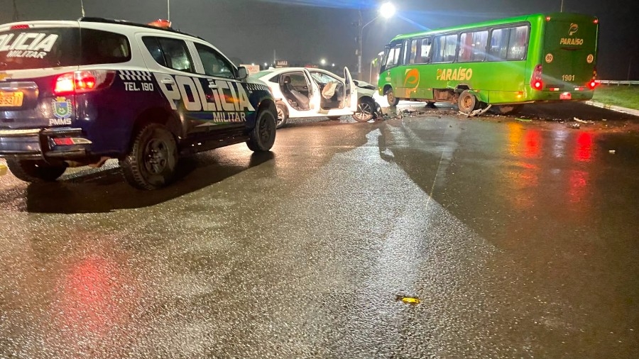 Jovem fica ferido após colisão entre micro-ônibus e carro em Nova Andradina