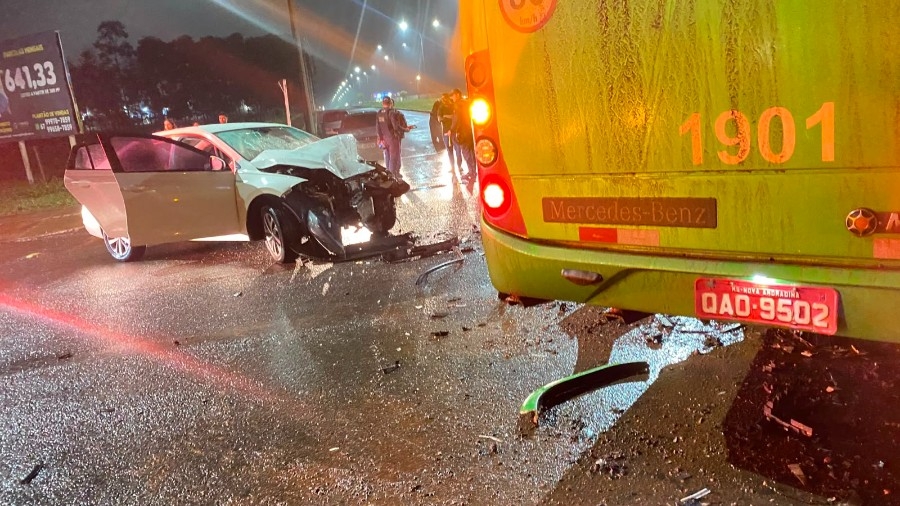 Jovem fica ferido após colisão entre micro-ônibus e carro em Nova Andradina