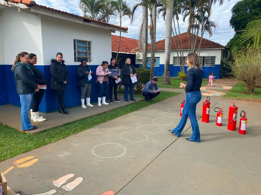 Segurança em pauta: servidores de escolas recebem treinamento para uso de extintores