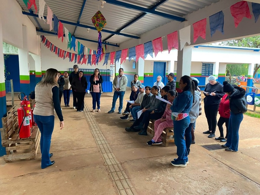 Segurança em pauta: servidores de escolas recebem treinamento para uso de extintores