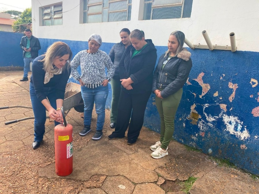 Segurança em pauta: servidores de escolas recebem treinamento para uso de extintores
