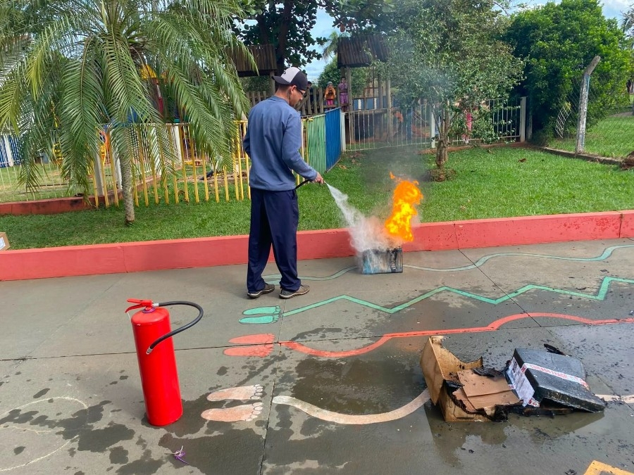 Segurança em pauta: servidores de escolas recebem treinamento para uso de extintores