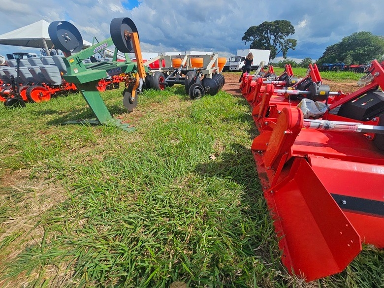 Nova Andradina e Batayporã recebem máquinas para fortalecer agricultura familiar