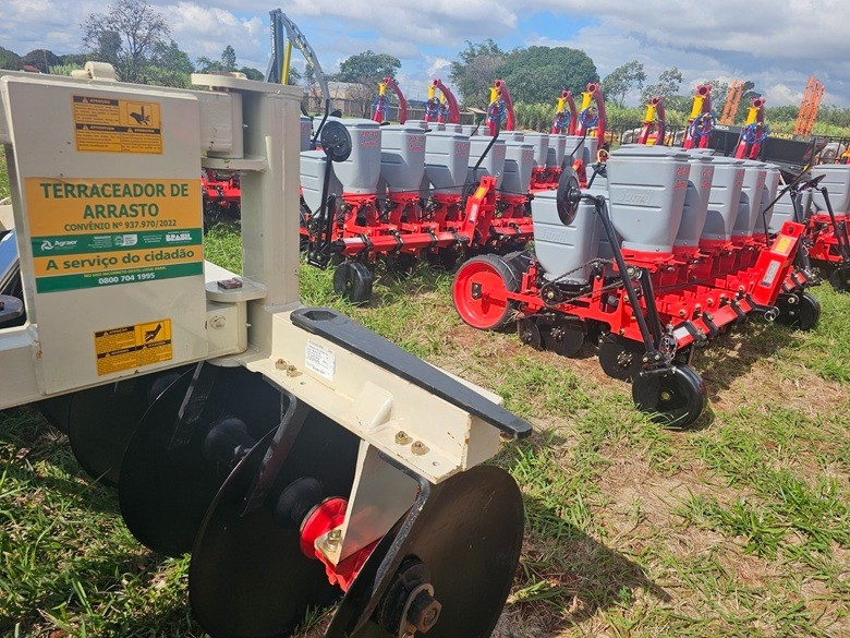 Nova Andradina e Batayporã recebem máquinas para fortalecer agricultura familiar