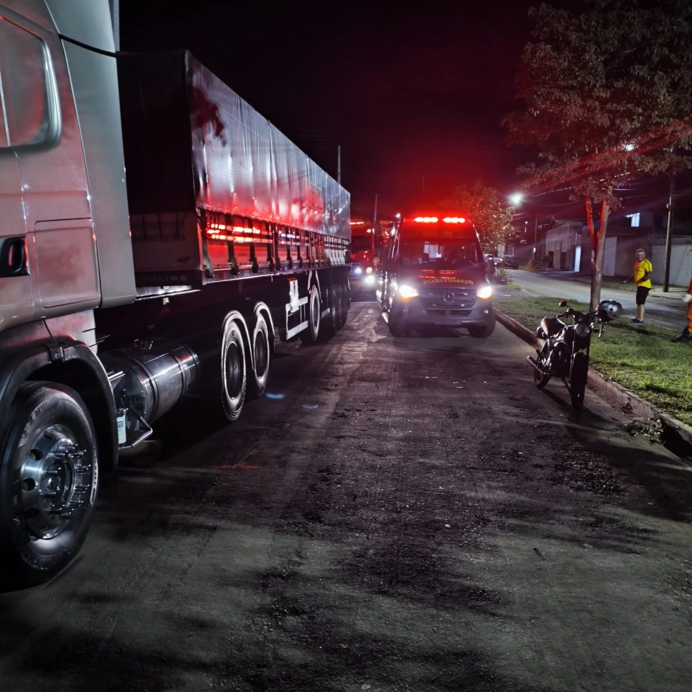 Motociclista fica ferido após bater na traseira de carreta em Nova Andradina