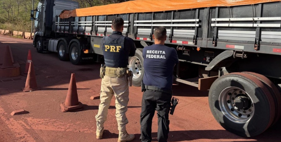 PRF e Receita Federal apreendem 19,2 mil litros de insumos para refino de cocaína em Corumbá