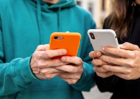 Celulares podem estar por trás da queda nas relações sexuais e na gravidez, aponta estudo