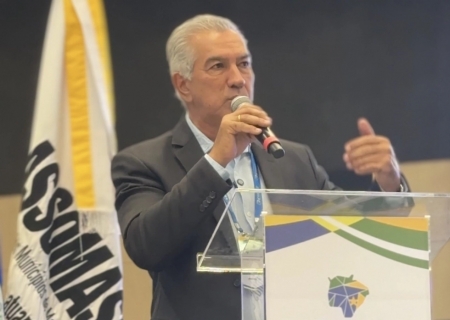 Reinaldo critica redução da participação federal no financiamento da saúde durante Congresso dos Municípios
