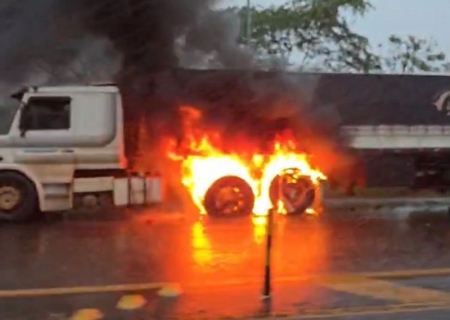 Carreta carregada com soja pega fogo nas rodas na BR-376 em Nova Andradina