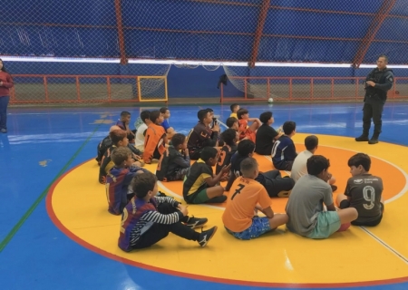 PM participa de ação com crianças em escolinha de Taquarussu
