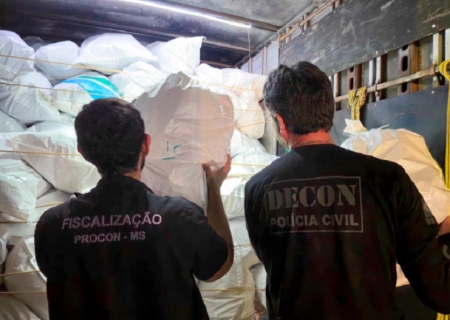 Procon e Decon apreendem mais de 4,3 mil pares de tênis falsificados em Campo Grande