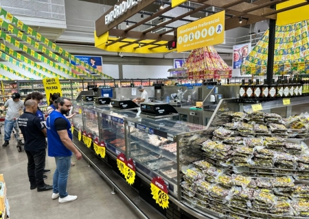 Fiscalização apreende 650 quilos de carnes e frios irregulares em atacadista da Capital