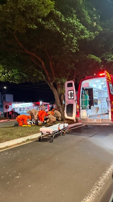 Colisão entre moto e carro deixa dois feridos no centro de Nova Andradina