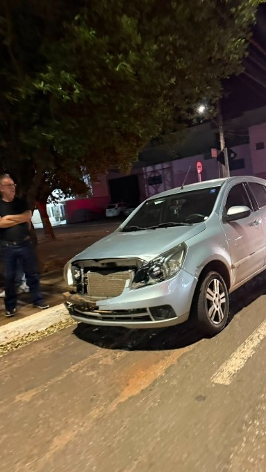Colisão entre moto e carro deixa dois feridos no centro de Nova Andradina