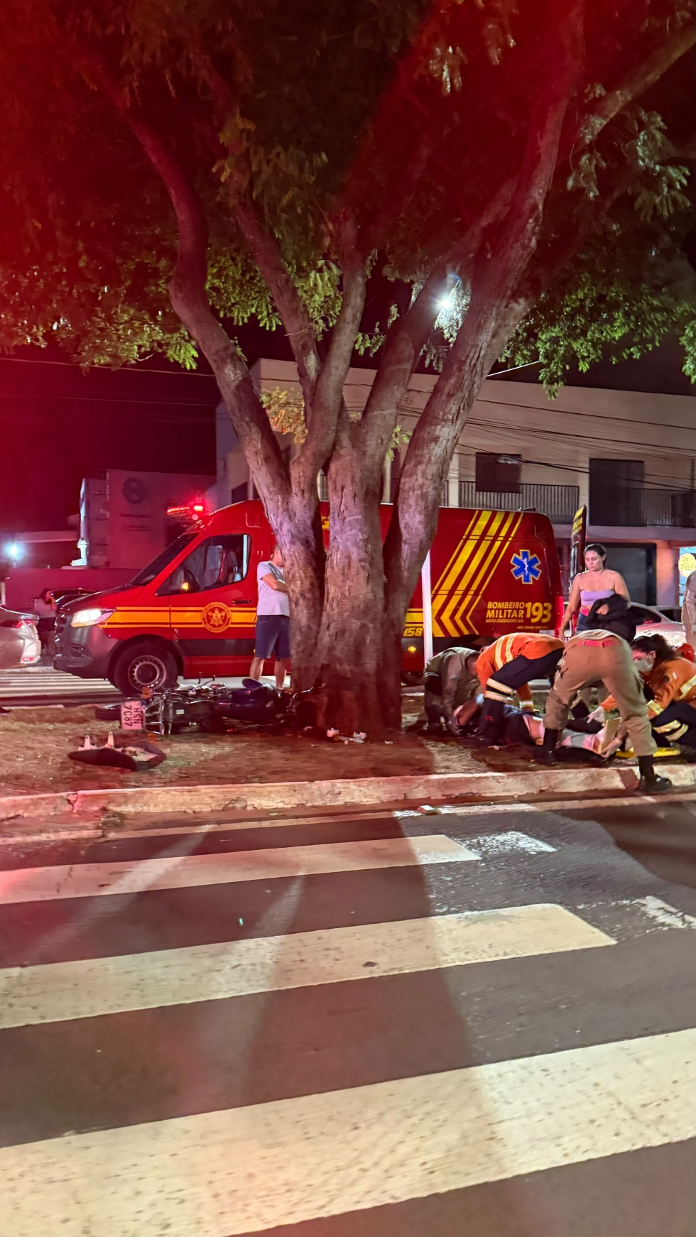 Colisão entre moto e carro deixa dois feridos no centro de Nova Andradina