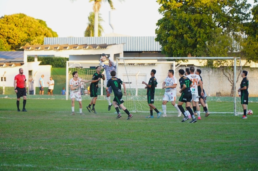 Campeonatos Municipais de Futebol Society consagram campeões das categorias Veteranos 40+ e Livre em Batayporã