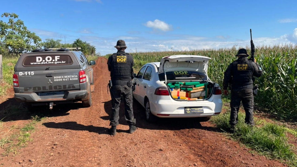 Carro com mais de uma tonelada de maconha é abandonado em milharal em Ponta Porã