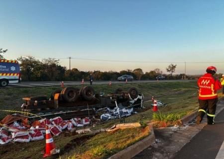 Motorista morre após caminhão carregado com sal mineral tombar na BR-163