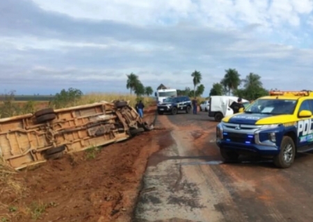 Mulher morre e marido fica gravemente ferido em acidente entre carro e caminhão na MS-295