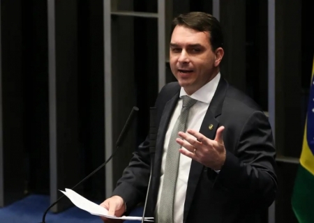 PGR pede que Flávio Bolsonaro seja ouvido por calúnia contra Lula