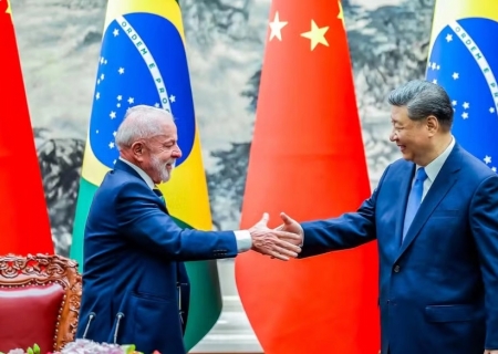 Xi Jinping diz a Lula que a China apoia o Brasil na rejeição à interferência externa