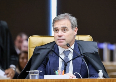 Mendonça autoriza PF a investigar repasses para filme sobre Bolsonaro