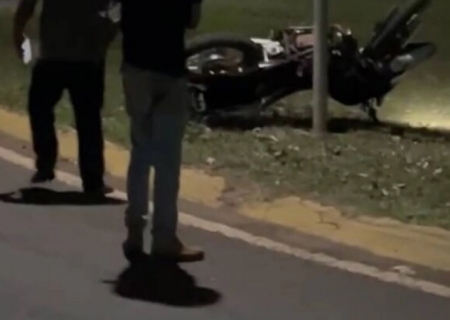 Motociclista fica em estado grave ao bater em poste em trevo de Caarapó