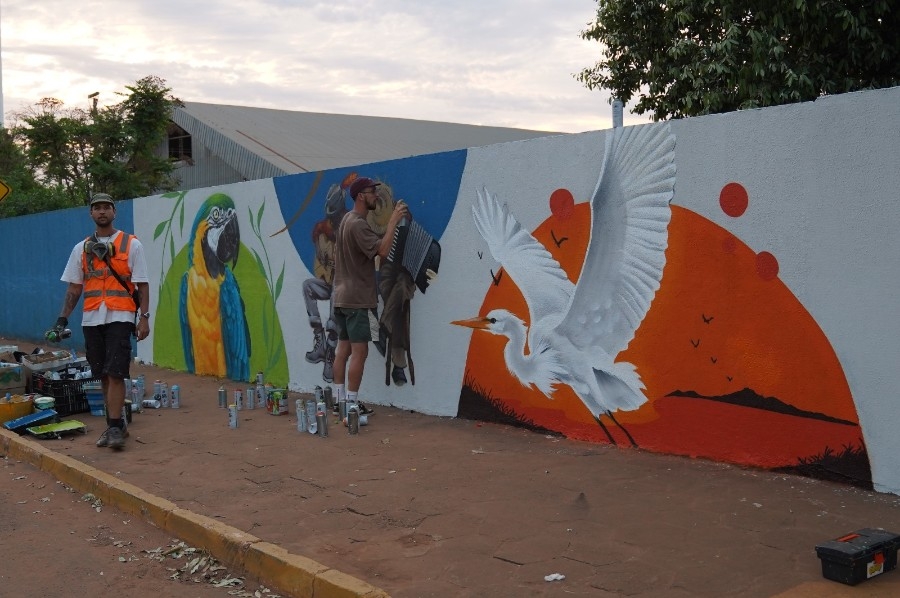 Oficina de grafite transforma muro de escola em espaço de arte e expressão em Batayporã