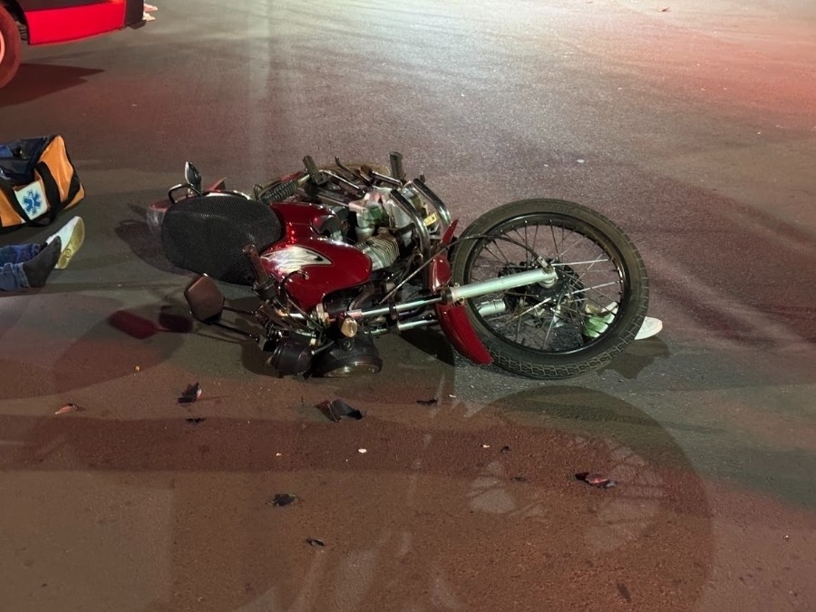 Motociclista fica ferida após colisão com caminhonete em Ivinhema