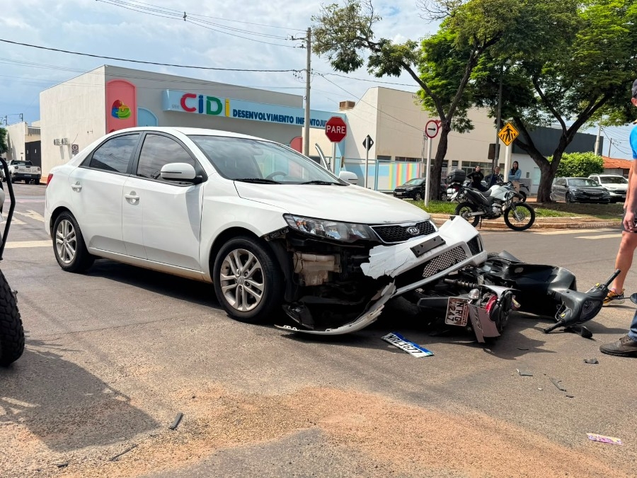 Colisão entre carro e motoneta deixa jovem ferida em Nova Andradina