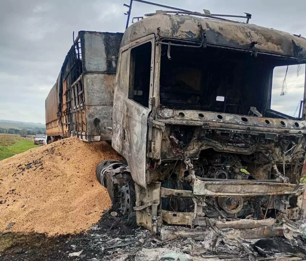 Carreta com soja pega fogo na MS-379