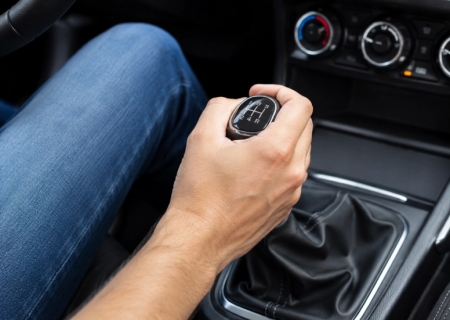 Cinco hábitos ao dirigir que podem destruir o carro e pesar no bolso