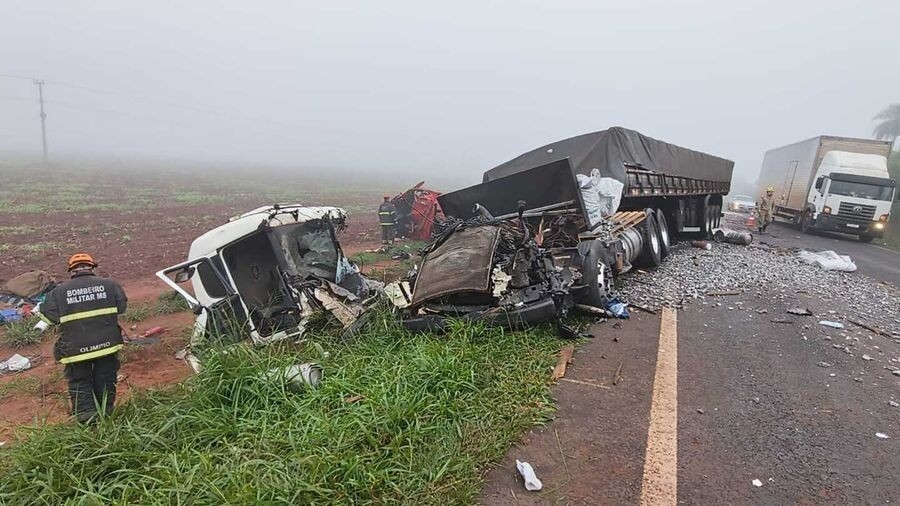 Acidente entre carreta e caminhão deixa uma pessoa morta e outra ferida na MS-157