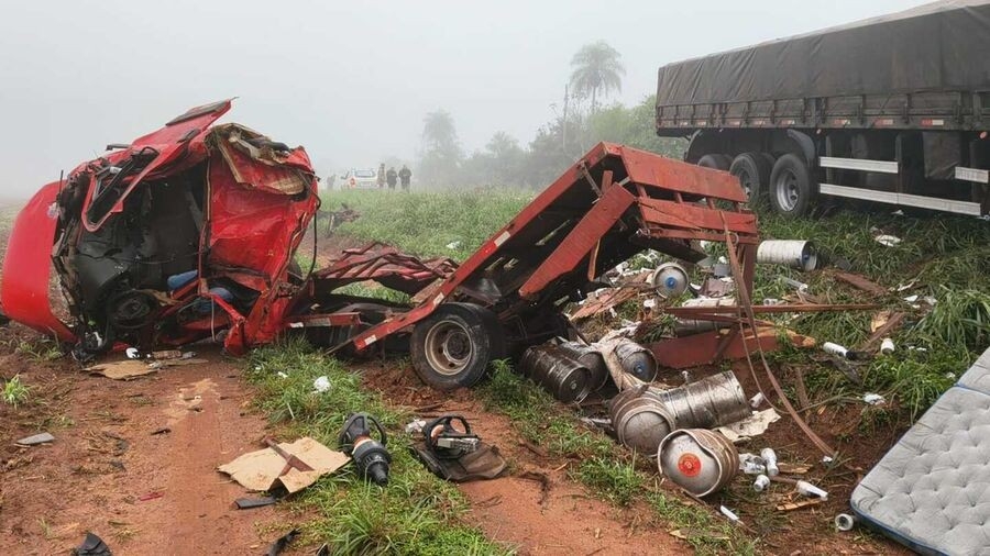 Acidente entre carreta e caminhão deixa uma pessoa morta e outra ferida na MS-157