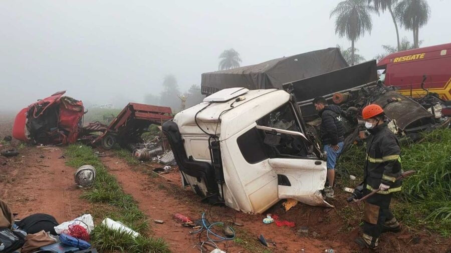 Acidente entre carreta e caminhão deixa uma pessoa morta e outra ferida na MS-157