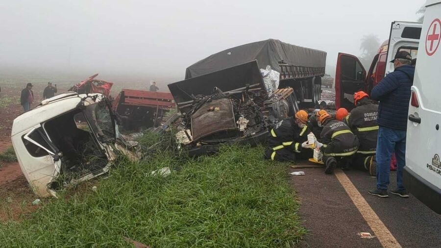 Acidente entre carreta e caminhão deixa uma pessoa morta e outra ferida na MS-157